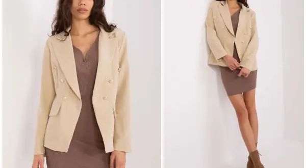 Elegancka sukienka i dwurzędowa marynarka tworzą stylową stylizację. Modelka prezentuje zestaw w beżowo-brązowej kolorystyce.