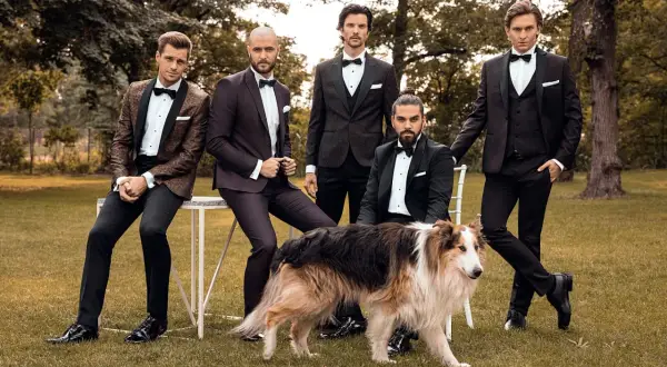 Eleganccy panowie w smokingach i stylowe buty do smokingu. Wśród nich pies rasy collie.