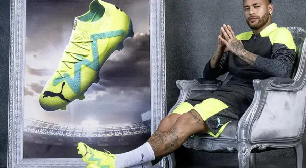 Neymar w neonowych turfy, które co to za buty? Piłkarskie buty Puma w jaskrawym kolorze, idealne na boisko.