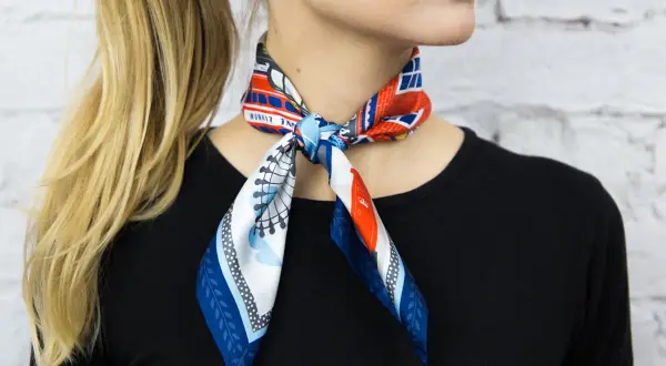 Elegancko zawiązana apaszka z motywem Londynu. Dowiedz się, jak zawiązać apaszkę, by wyglądać stylowo.