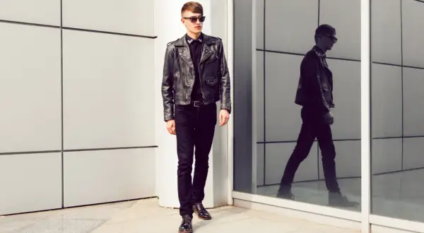 Eleganckie, lakierowane botki to idealne buty do skórzanej kurtki faceta, tworząc stylowy, rockowy look.