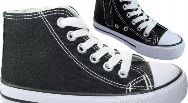 Czarne trampki z zamkiem z boku i białymi sznurówkami. Klasyczny styl dla każdego.