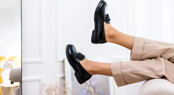 Czarne lakierowane mokasyny z ozdobnym detalem to idealne buty do cygaretek, dodające elegancji każdej stylizacji.