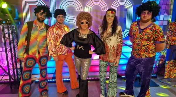Kolorowe stroje, peruki i błyszczące spodnie – to stylizacja na imprezę w klimacie lat 70. Disco!