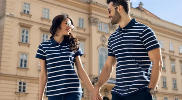 Para spaceruje w pasujących koszulkach polo. Czy koszulka polo w spodniach wygląda dobrze? Tak!