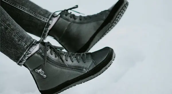 Czarne, wysokie buty na suwak i sznurówki, idealne do miejskich wędrówek. Styl minimalistyczny.