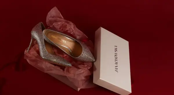 Srebrne, błyszczące szpilki w pudełku. Idealne buty na studniówkę, które dodadzą blasku każdej stylizacji.