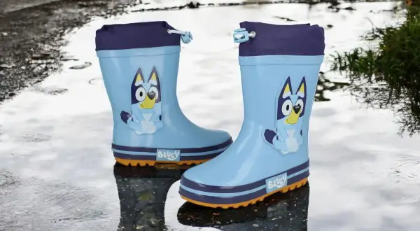 Jasnoniebieskie kalosze na wysokie podbicie z Bluey, idealne do skakania po kałużach.