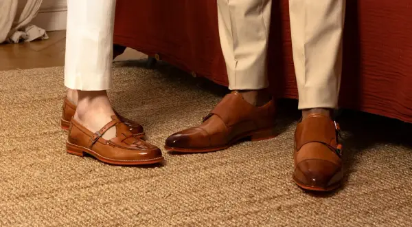 Eleganckie buty męskie i damskie w odcieniach brązu. Spodnie w kolorze ecru i beżu. Rozmiarówka spodni Monki idealnie dopasowana do obuwia.