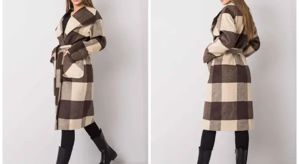 Kratka na płaszczu to klasyka! Zobacz, co nosić do płaszcza w kratę, by stworzyć stylowy look. Modelka prezentuje go z czarnymi kozakami i kapeluszem.