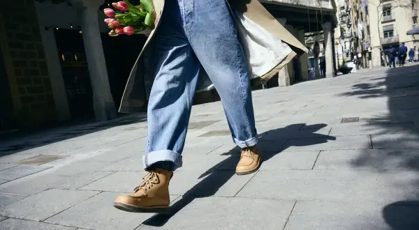 Wygodne, sznurowane botki to idealne buty do koszuli i jeansów na spacer po mieście.
