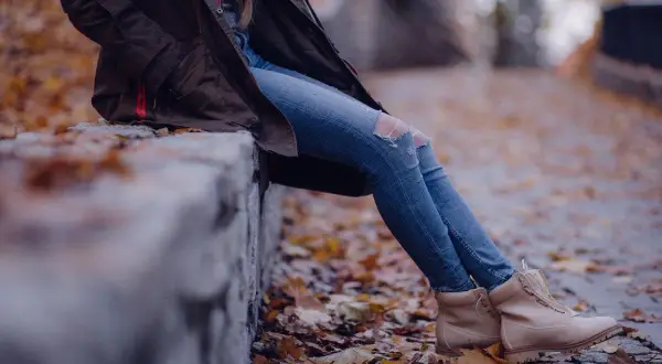 Beżowe buty damskie jesień zima, idealne na spacer wśród opadłych liści.