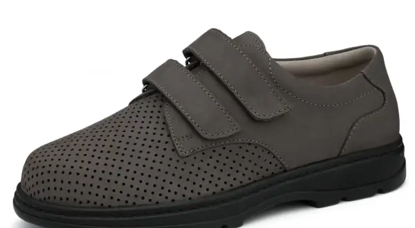 Szare, perforowane buty na rzepy. Mają za szerokie buty po bokach, co zapewnia komfort.