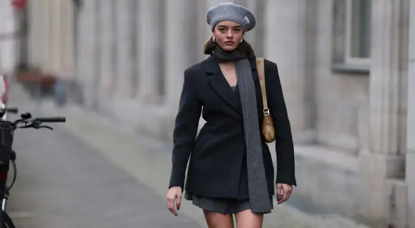 Elegancka marynarka z paskiem i szary beret tworzą stylową całość.