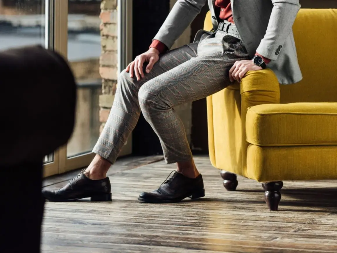 Eleganckie, brązowe buty męskie do szarego garnituru w kratę. Stylizacja na co dzień i specjalne okazje.