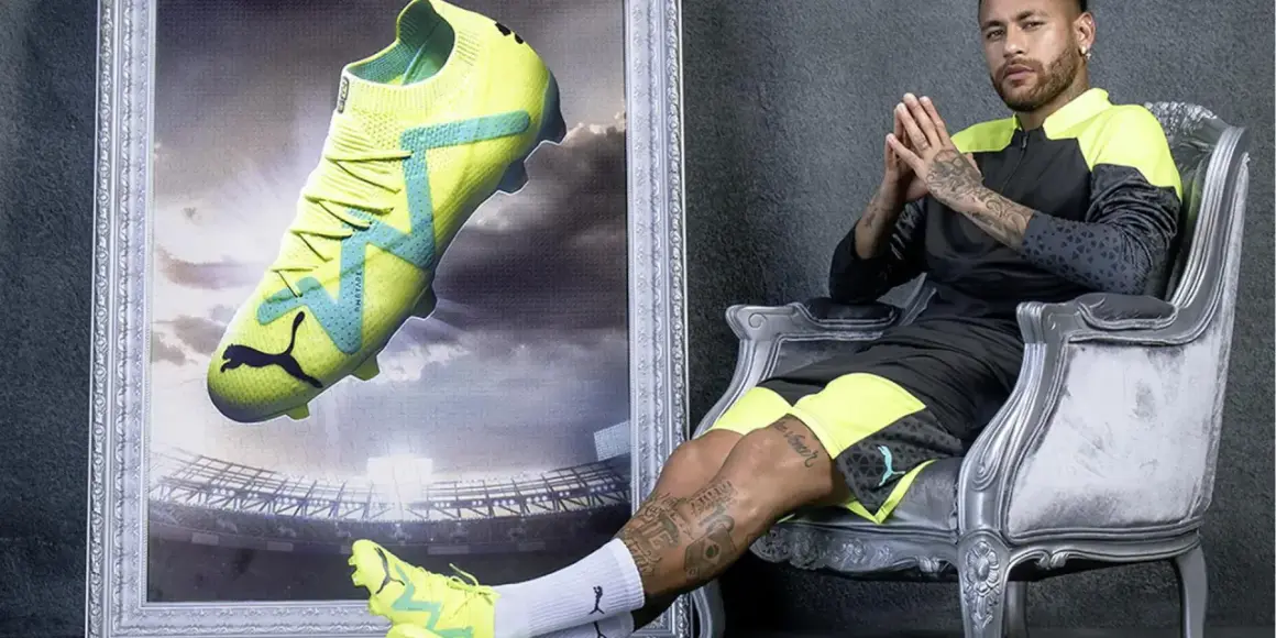 Neymar w neonowych turfy, które co to za buty? Piłkarskie buty Puma w jaskrawym kolorze, idealne na boisko.
