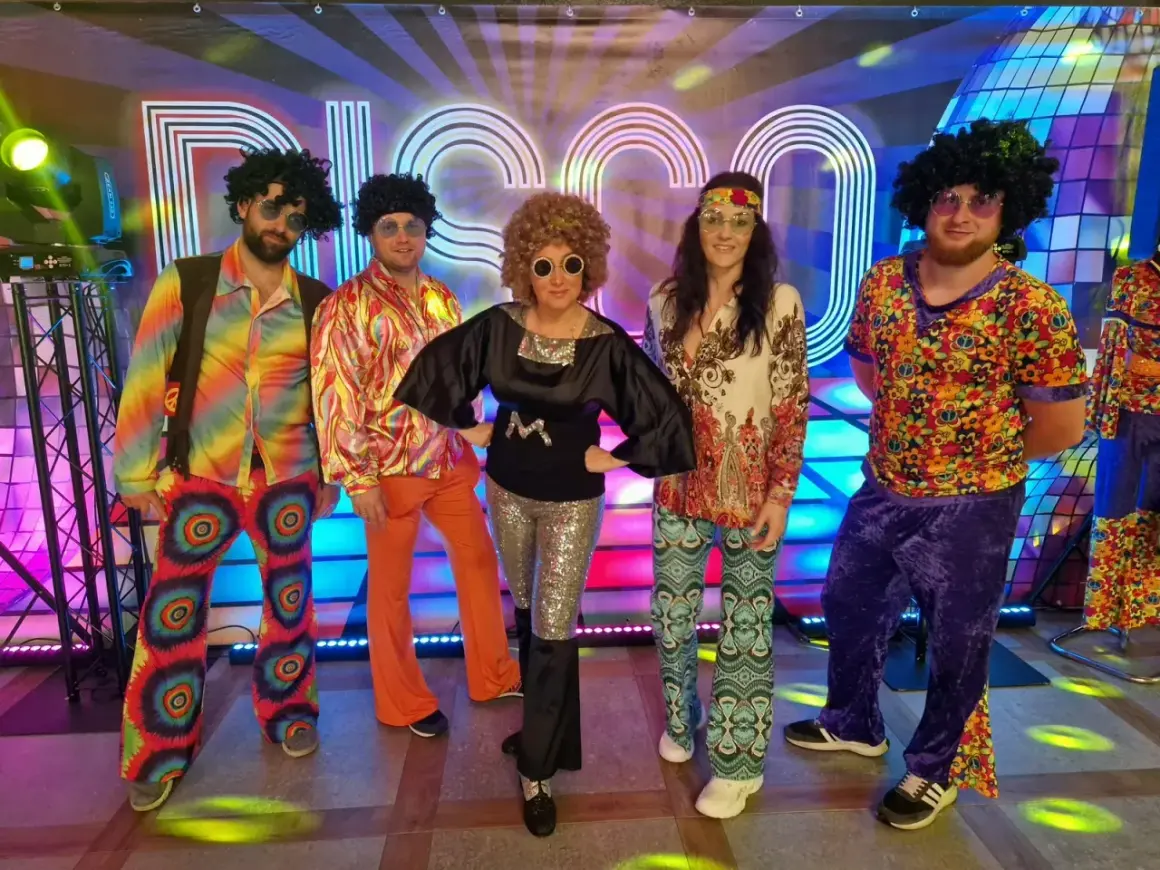 Kolorowe stroje, peruki i błyszczące spodnie – to stylizacja na imprezę w klimacie lat 70. Disco!
