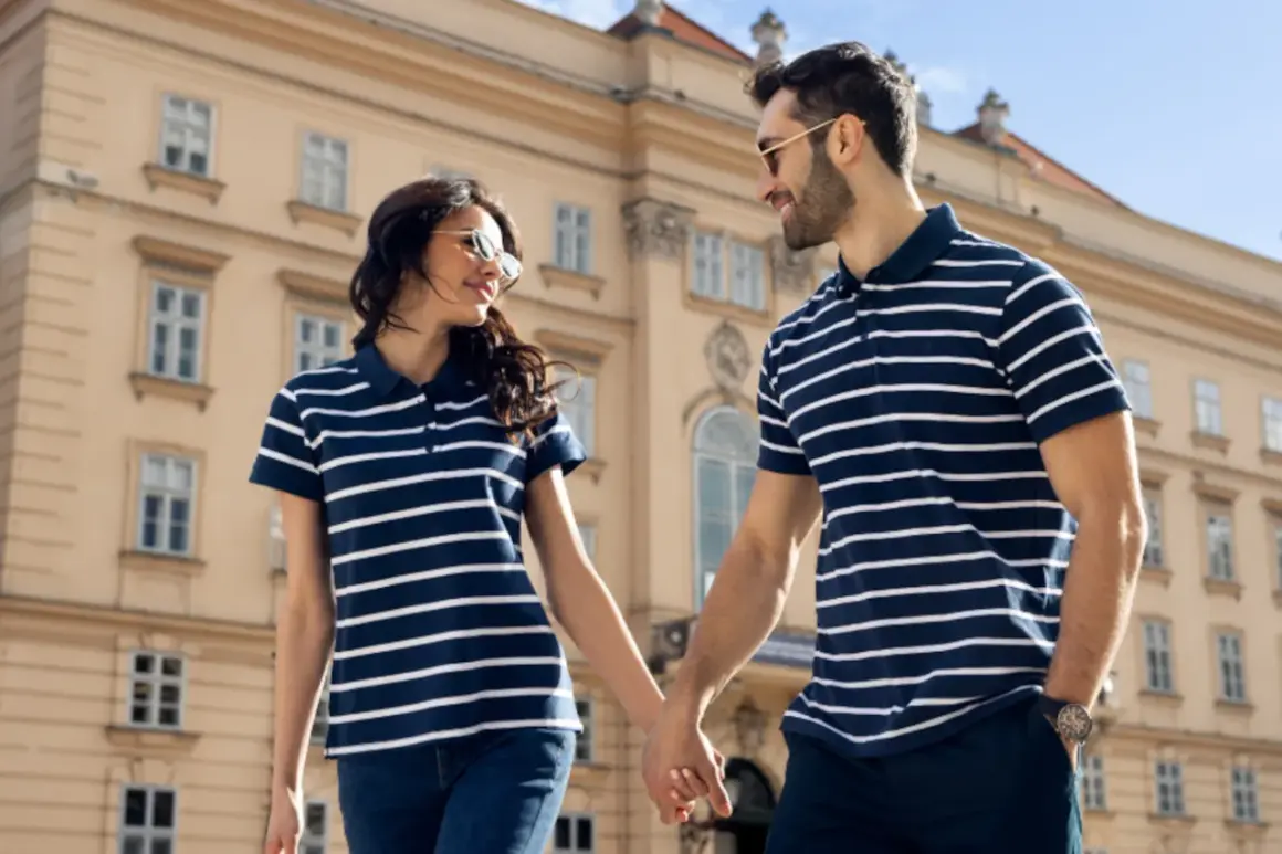 Para spaceruje w pasujących koszulkach polo. Czy koszulka polo w spodniach wygląda dobrze? Tak!