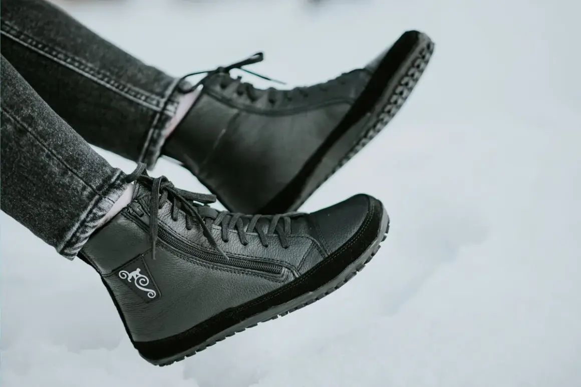 Czarne, wysokie buty na suwak i sznurówki, idealne do miejskich wędrówek. Styl minimalistyczny.