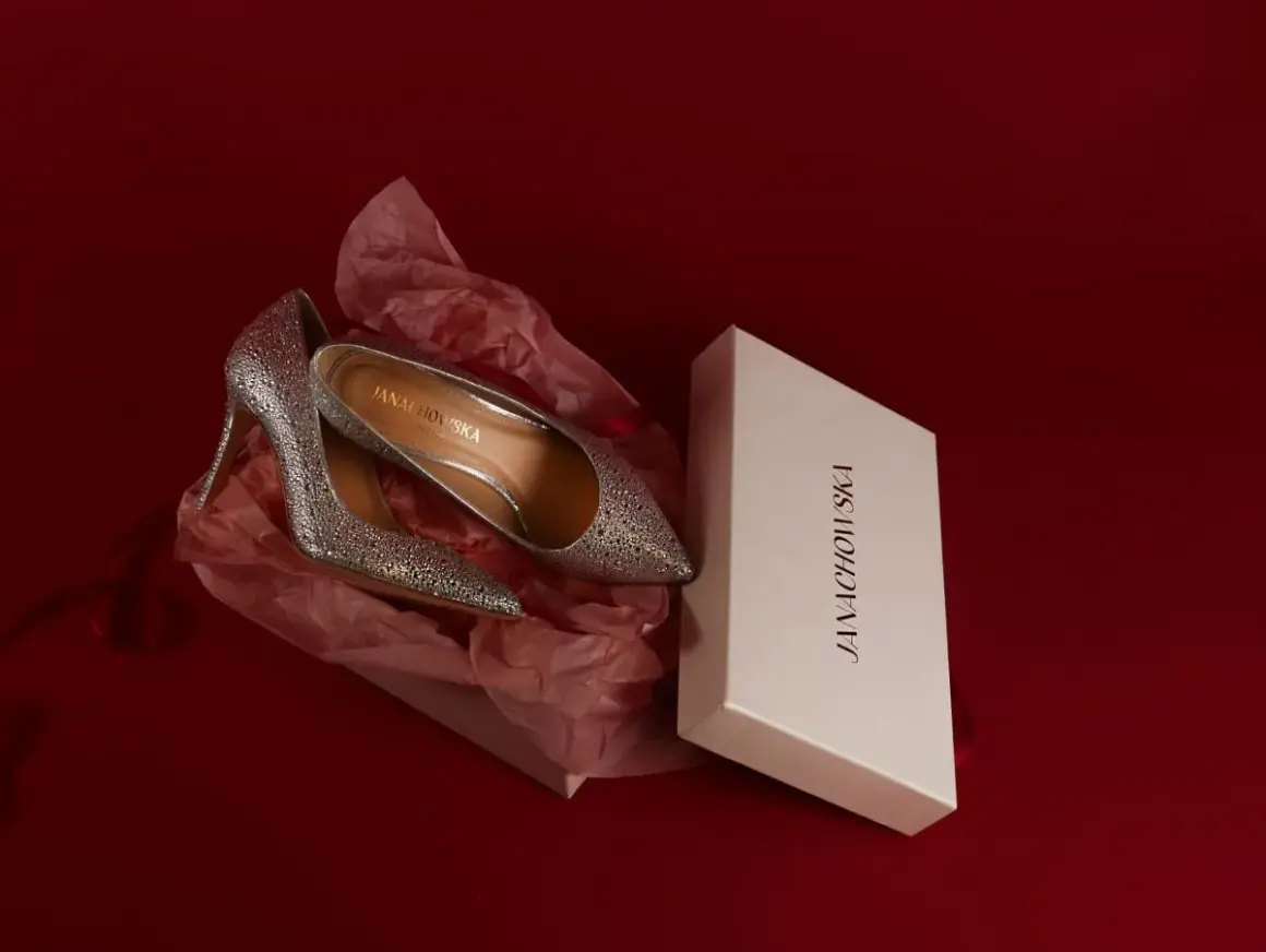 Srebrne, błyszczące szpilki w pudełku. Idealne buty na studniówkę, które dodadzą blasku każdej stylizacji.
