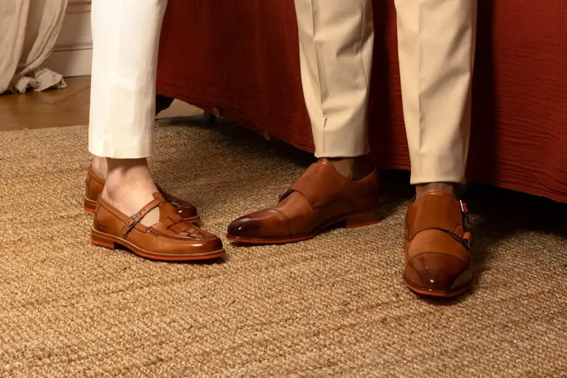 Eleganckie buty męskie i damskie w odcieniach brązu. Spodnie w kolorze ecru i beżu. Rozmiarówka spodni Monki idealnie dopasowana do obuwia.