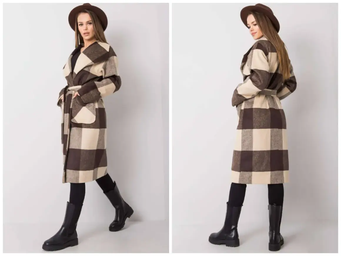 Kratka na płaszczu to klasyka! Zobacz, co nosić do płaszcza w kratę, by stworzyć stylowy look. Modelka prezentuje go z czarnymi kozakami i kapeluszem.