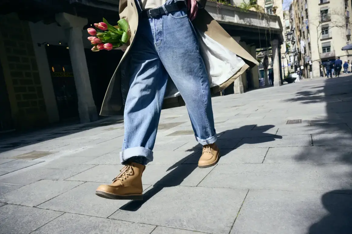 Wygodne, sznurowane botki to idealne buty do koszuli i jeansów na spacer po mieście.