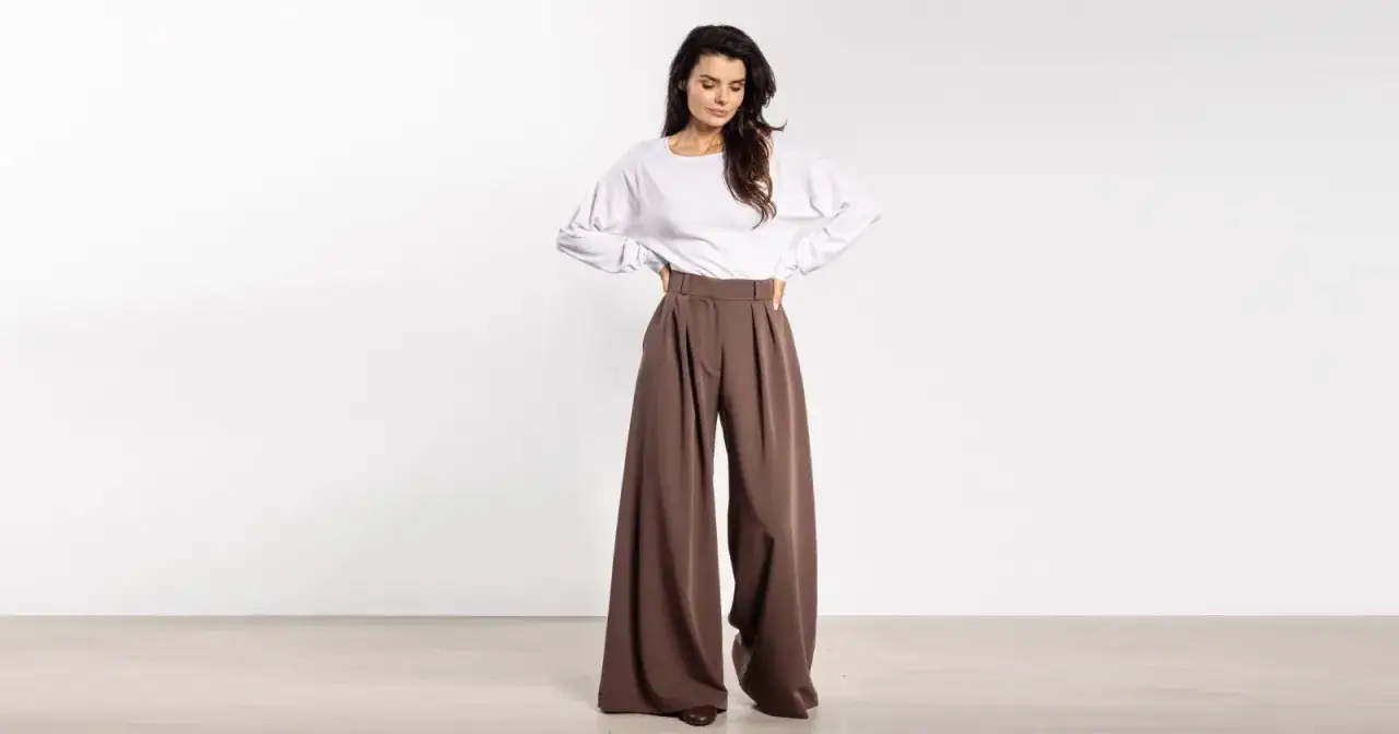 Eleganckie spodnie wide leg dla każdej kobiety ceniącej komfort i styl. Brązowe, szerokie nogawki dodają lekkości.