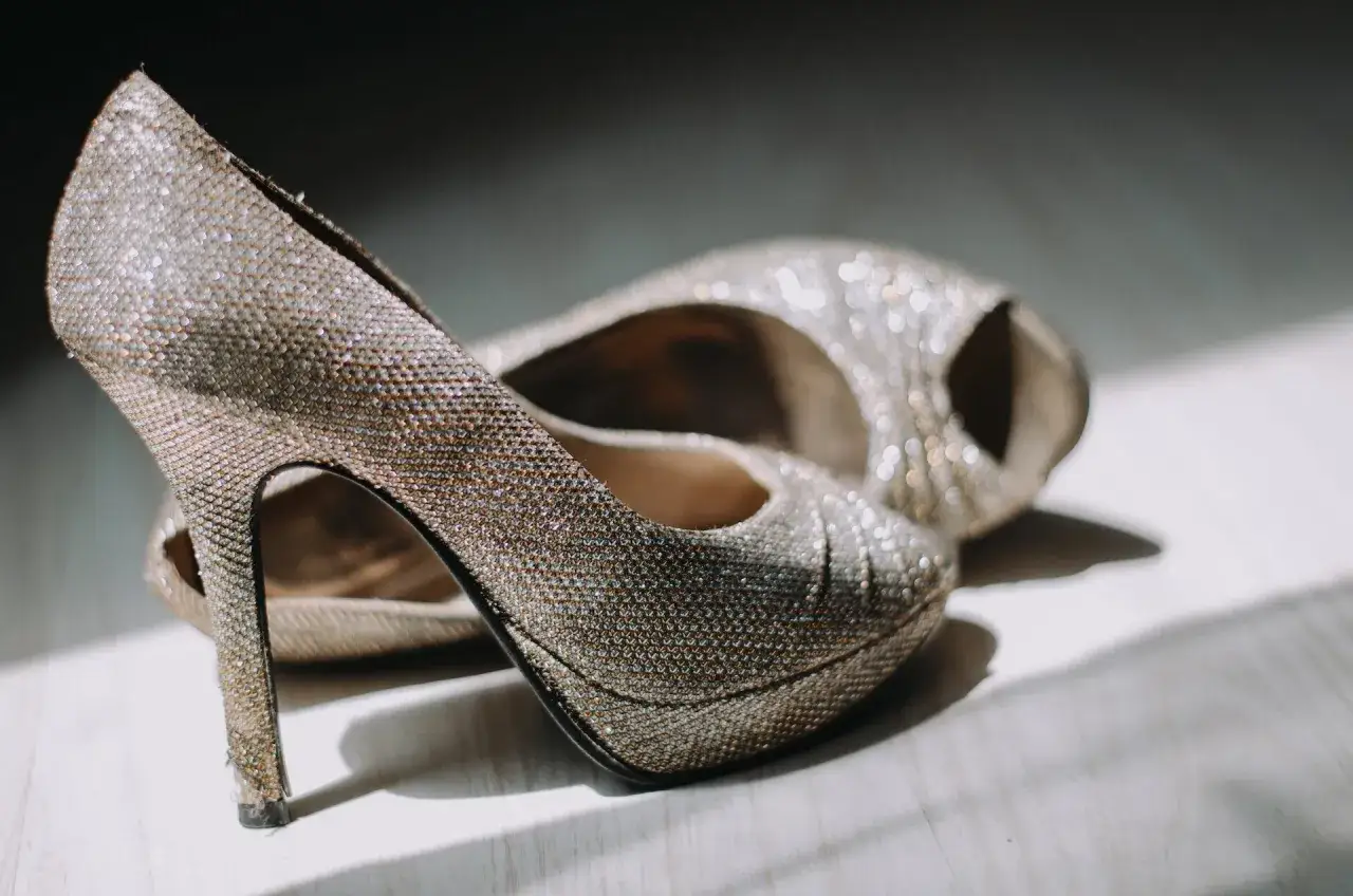 Błyszczące buty na obcasie z odkrytymi palcami, idealne na specjalne okazje.