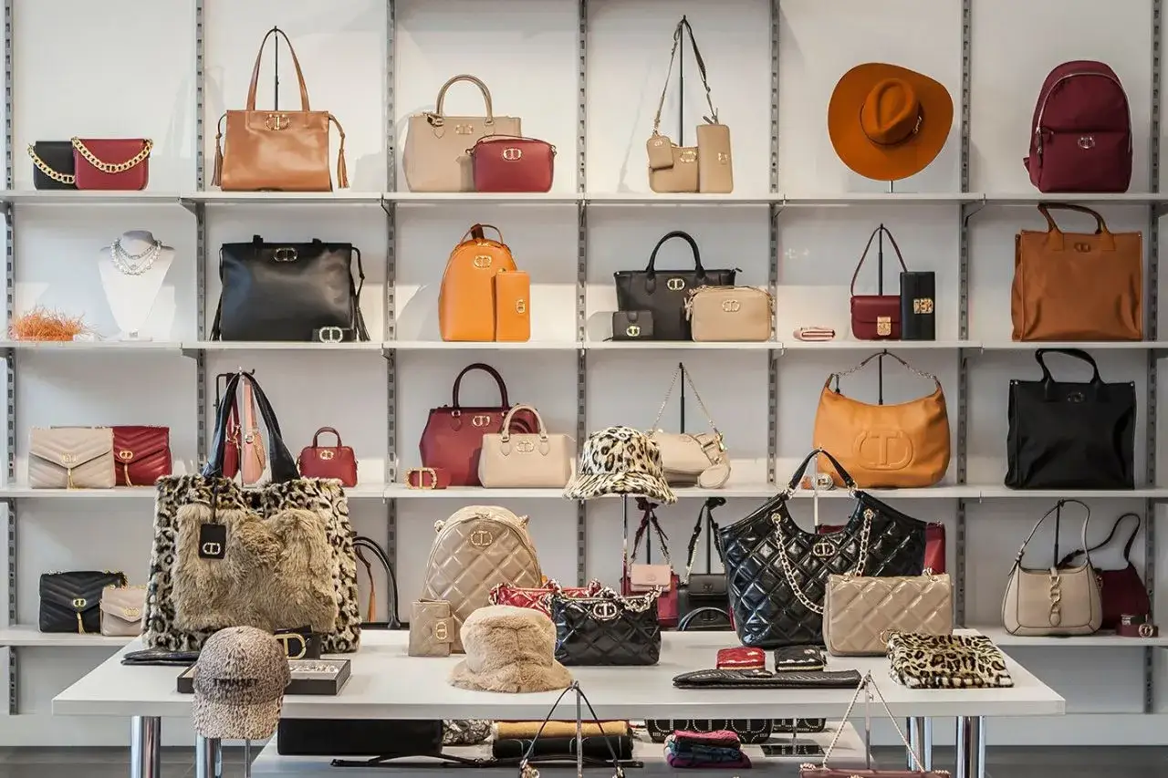 R&oacute;żnorodne rodzaje torebek: od eleganckich kopert&oacute;wek, przez stylowe listonoszki, po pojemne shopperki i modne plecaki.