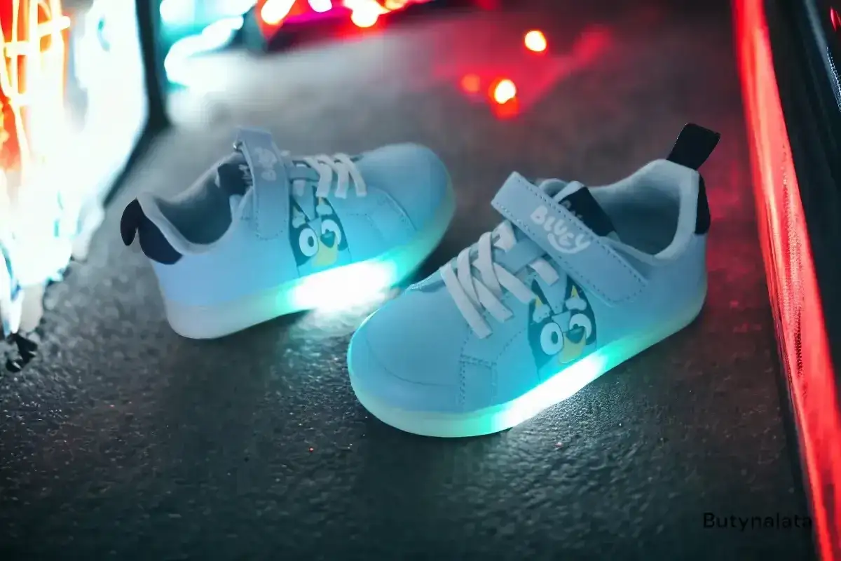 Jasnoniebieskie buty dziecięce z wizerunkiem Bluey i świecącą podeszwą, idealne na nocne przygody.