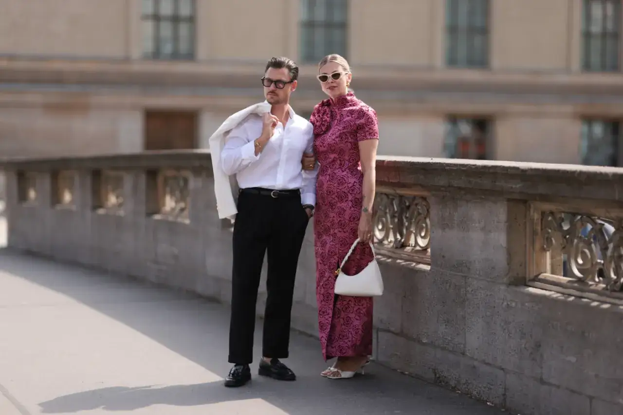Elegancka para, która wie, jak się ubrać do teatru. On w białej koszuli i czarnych spodniach, ona w kwiecistej sukni.