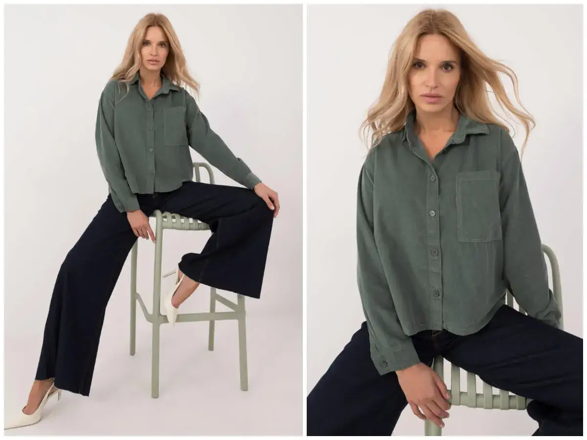 Modelka prezentuje, jak nosić koszulę oversize z szerokimi spodniami i szpilkami. Stylizacja na luzie, ale z klasą.