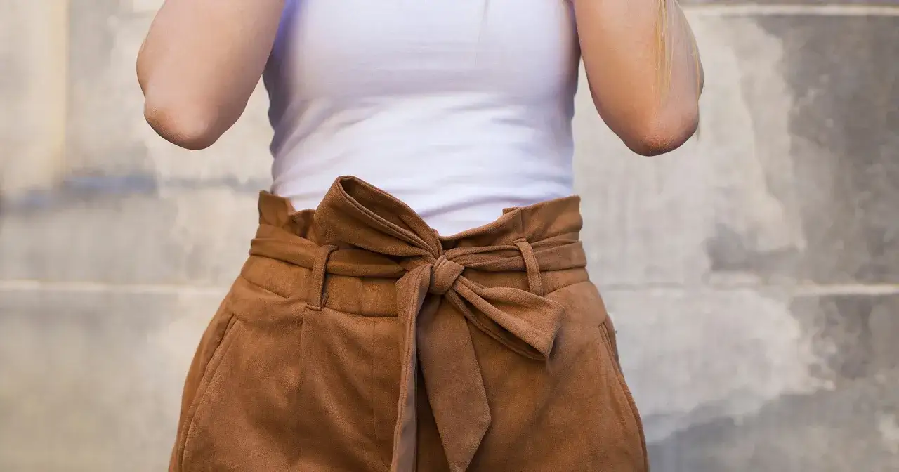 Brązowe spodnie paperbag z kokardą w pasie. Idealne dla kobiety ceniącej wygodę i styl.