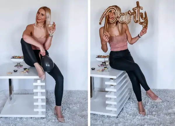 Blondynka w błyszczącym topie i czarnych legginsach pokazuje, jak się ubrać na domówkę. Trzyma balon z napisem "party".