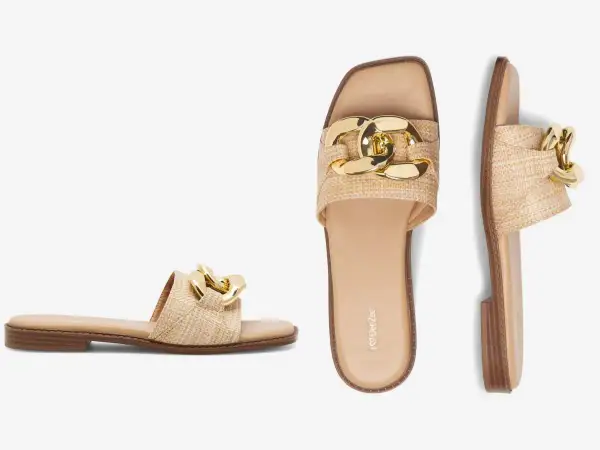 Stylowe klapki na szeroką stopę z plecionką i złotym łańcuchem. Idealne na lato.