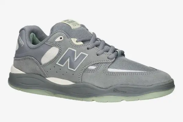 Szary but New Balance z logo "N" i widoczną tylną częścią buta.