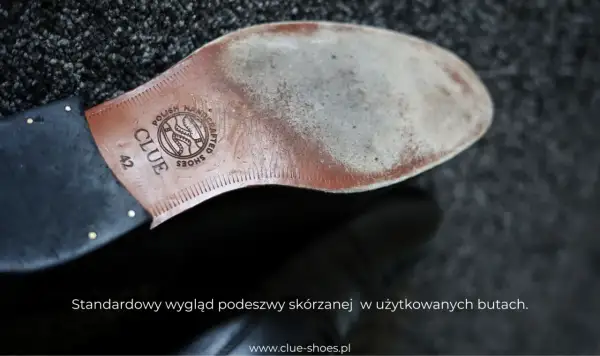 Widok od spodu buta z widoczną, lekko zużytą, twardą podeszwą skórzaną marki CLUE.