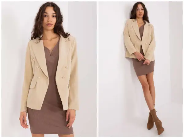 Elegancka sukienka i dwurzędowa marynarka tworzą stylową stylizację. Modelka prezentuje zestaw w beżowo-brązowej kolorystyce.