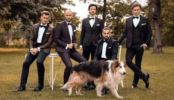 Eleganccy panowie w smokingach i stylowe buty do smokingu. Wśród nich pies rasy collie.