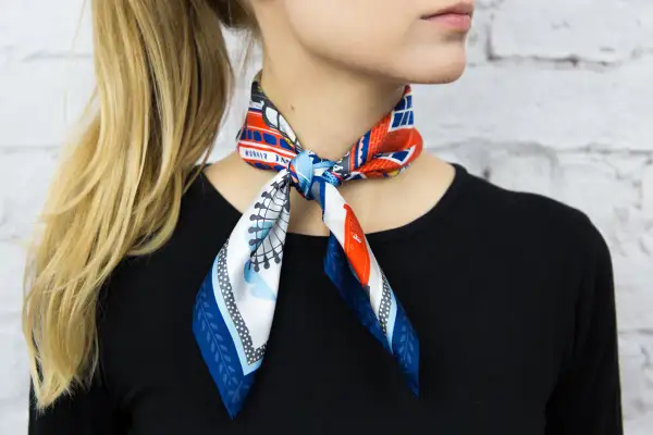 Elegancko zawiązana apaszka z motywem Londynu. Dowiedz się, jak zawiązać apaszkę, by wyglądać stylowo.
