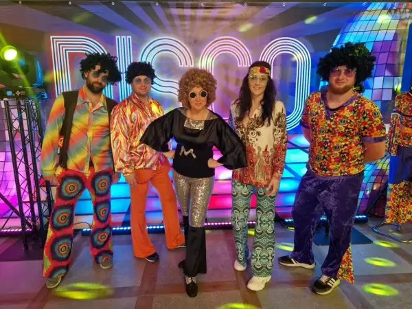 Kolorowe stroje, peruki i błyszczące spodnie – to stylizacja na imprezę w klimacie lat 70. Disco!