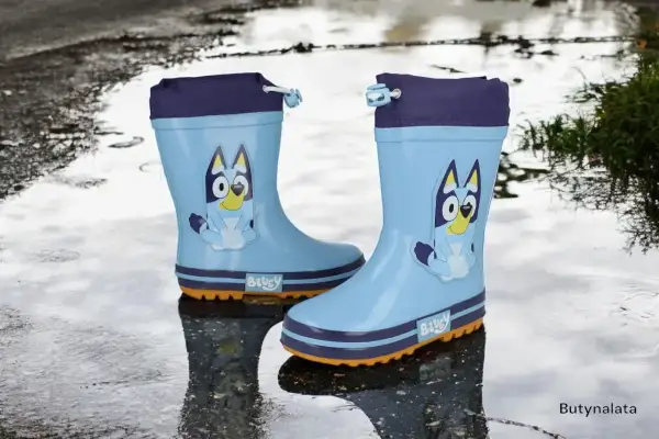 Jasnoniebieskie kalosze na wysokie podbicie z Bluey, idealne do skakania po kałużach.