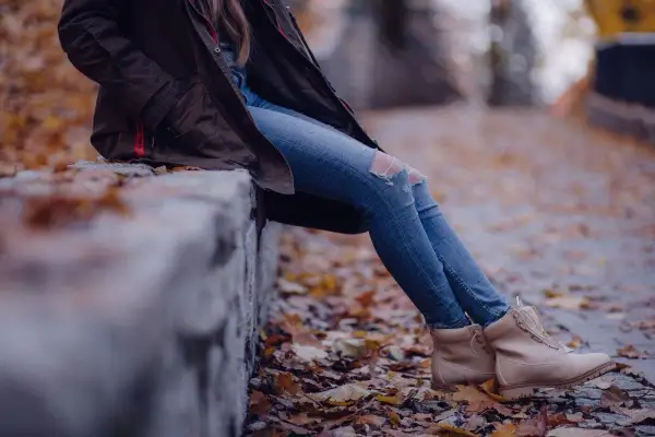 Beżowe buty damskie jesień zima, idealne na spacer wśród opadłych liści.