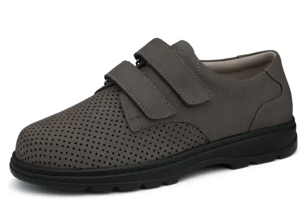 Szare, perforowane buty na rzepy. Mają za szerokie buty po bokach, co zapewnia komfort.
